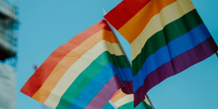 Justiça bate o martelo e proíbe grupo LGBTQIA+ em todo esse país