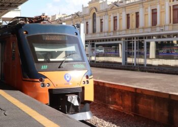 Brasileiros recebem aviso e agora o metrô vai demorar mais para passar na estação