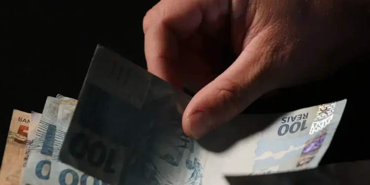 Mudança no salário mínimo é confirmada e valor sobe para R$ 1.921,72 até 2027