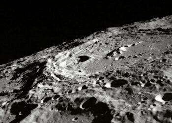 Não é cinza: a NASA desmentiu o maior mito sobre a Lua e, após anos, esclareceu de que cor é sua superfície