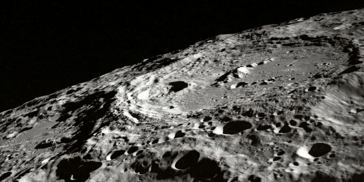 Não é cinza: a NASA desmentiu o maior mito sobre a Lua e, após anos, esclareceu de que cor é sua superfície