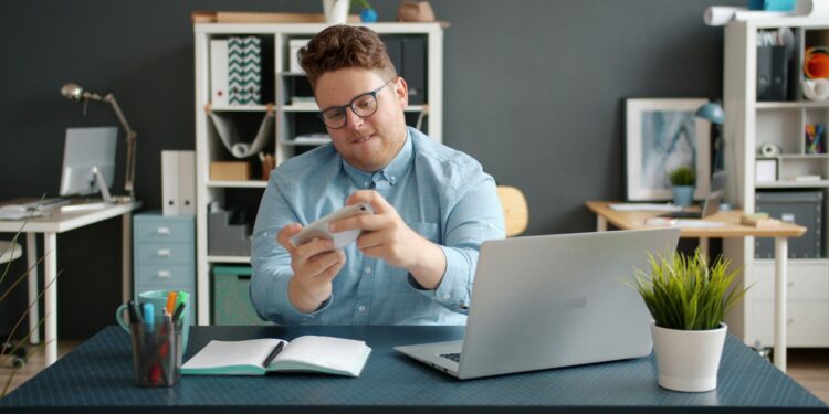 Não é preguiça: o verdadeiro motivo que faz você procrastinar, segundo a ciência