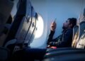 Nova regra proíbe algo comum em viagens de avião e envolve seu celular