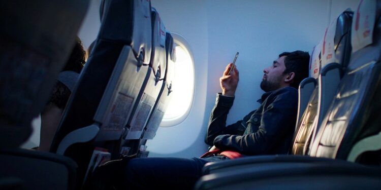 Nova regra proíbe algo comum em viagens de avião e envolve seu celular
