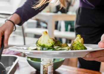 O que a psicologia revela sobre quem separa os alimentos no prato e não gosta que eles se encostem