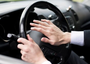 O que a psicologia tem a dizer sobre quem buzina quando o trânsito está parado