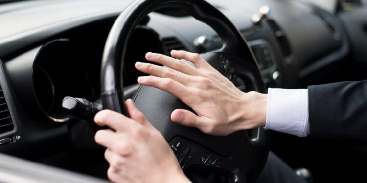 O que a psicologia tem a dizer sobre quem buzina quando o trânsito está parado