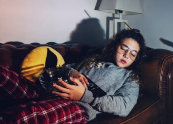 O que acontece com o cérebro de quem dorme com a TV do quarto ligada?