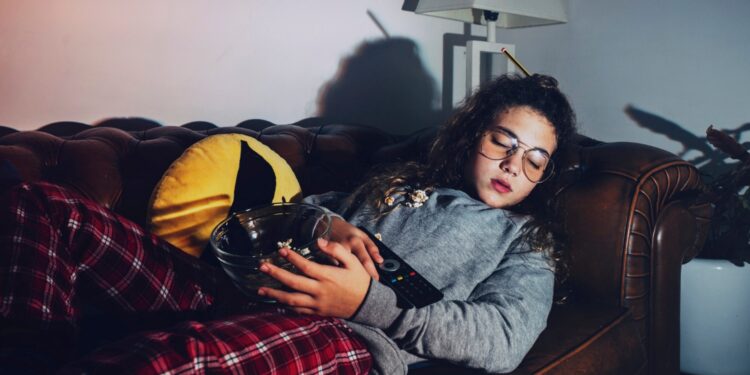 O que acontece com o cérebro de quem dorme com a TV do quarto ligada?