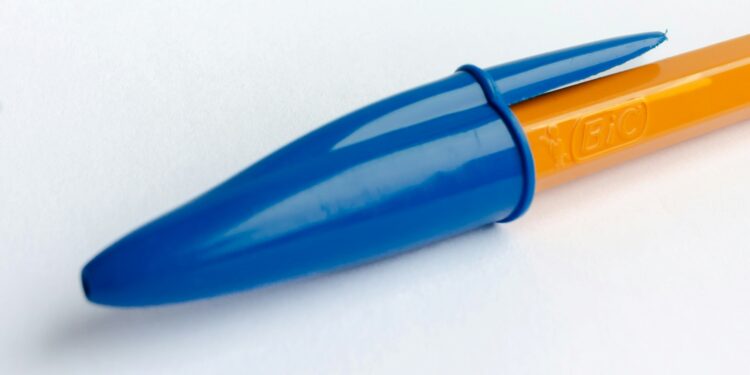 Para que serve o furinho na ponta da tampa da caneta BIC?