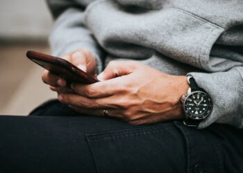 Pessoas com baixa autoconfiança costumam ter esses comportamentos nas redes sociais