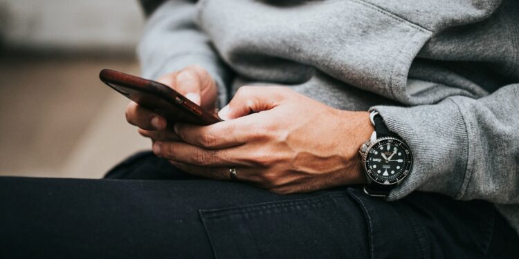 Pessoas com baixa autoconfiança costumam ter esses comportamentos nas redes sociais