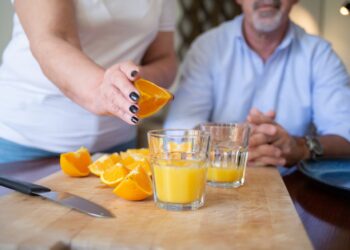 Suco com açúcar ou adoçante? Veja o que é mais indicado para a saúde