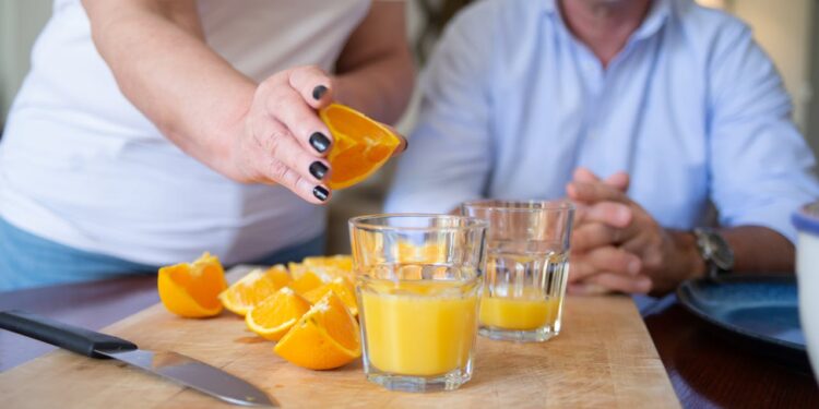 Suco com açúcar ou adoçante? Veja o que é mais indicado para a saúde