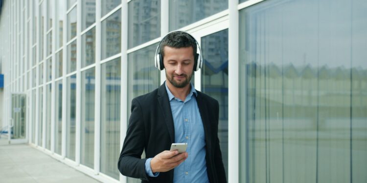 Por ordem do governo, as pessoas que caminharem com o celular na mão serão multadas de imediato neste país