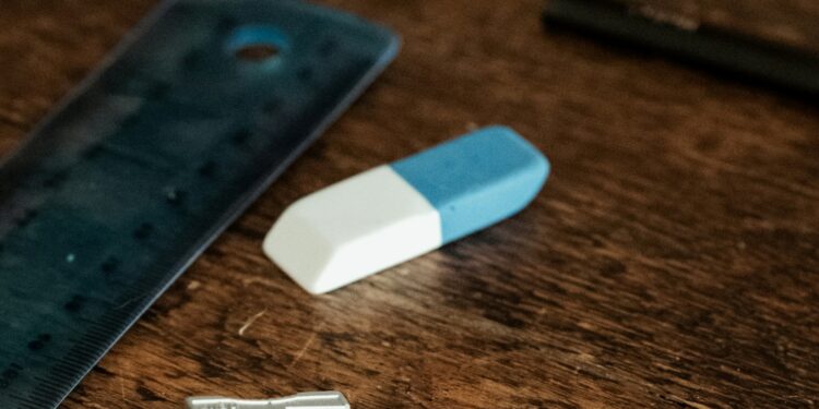 Poucos realmente souberam a real função do lado azul da borracha escolar clássica