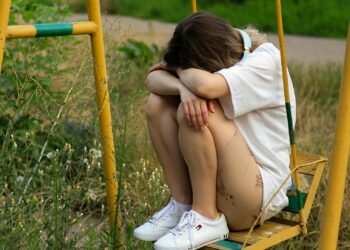 Um estudo de psicologia diz que pessoas criadas sem elogios parecem autossuficientes, mas na verdade buscam validação