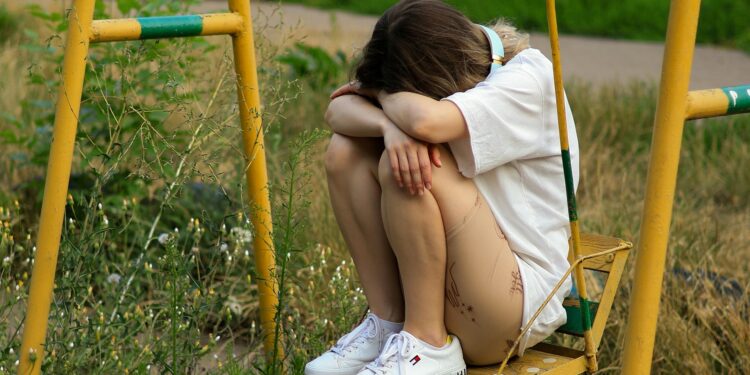 Um estudo de psicologia diz que pessoas criadas sem elogios parecem autossuficientes, mas na verdade buscam validação