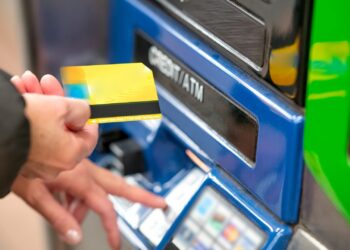 Vão multar as pessoas que retirarem ou depositarem dinheiro no caixa eletrônico desta forma: já está confirmado neste país