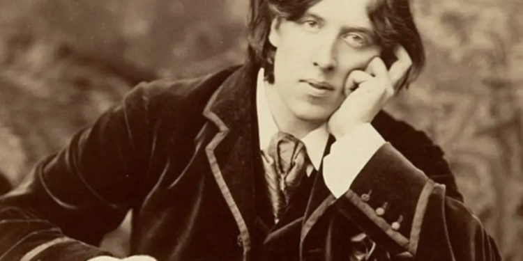 A provocadora teoria de Oscar Wilde sobre o amor: “Um homem pode ser feliz com qualquer mulher, desde que…”