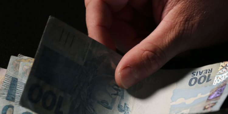 Brasileiros que recebem até 5 salários mínimos por mês serão recompensados com novo auxílio