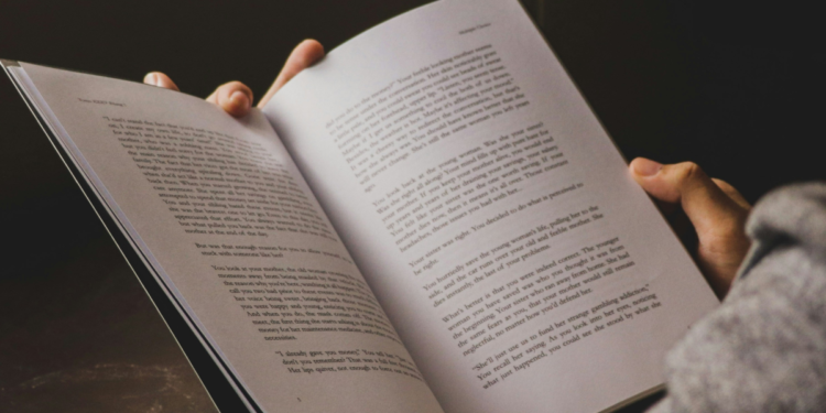 Brasileiros recebem notícia sobre novo programa que paga R$ 100 por leitura de livros