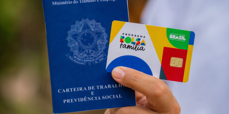 Enquanto 676 mil pessoas trabalham de carteira assinada no Maranhão, mais de 1 milhão recebe o Bolsa Família