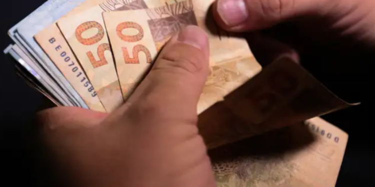 Enquanto o salário mínimo é de R$ 1.621, esse foi o salário “padrão” dos brasileiros em 2025