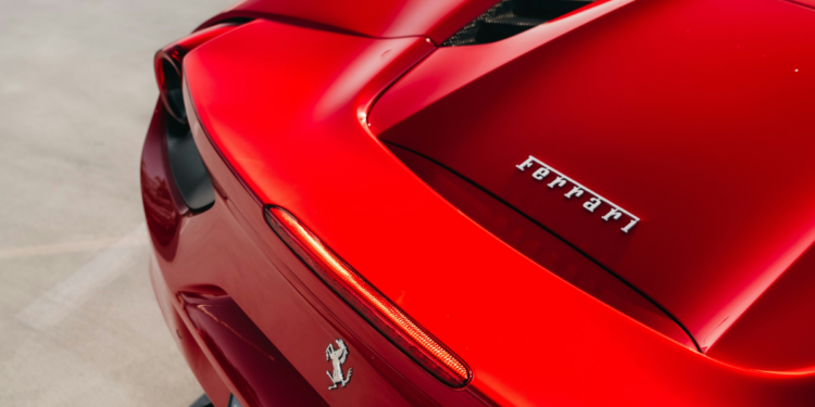 Ferrari ignora repercussão negativa e confirma lançamento inesperado da marca