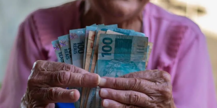 Governo pode pagar quase R$ 2.000 para brasileiros que passaram dos 60 anos