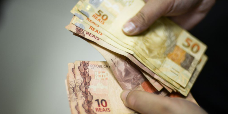 Lei é atualizada e 13º salário poderá ser antecipado para o início das férias