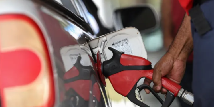 Medida surpreendente adotada pelo governo deve reduzir o valor da gasolina no Brasil
