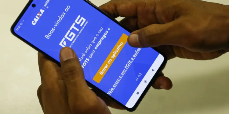 O aviso dos especialistas para quem pensa em usar o FGTS para quitar dívidas
