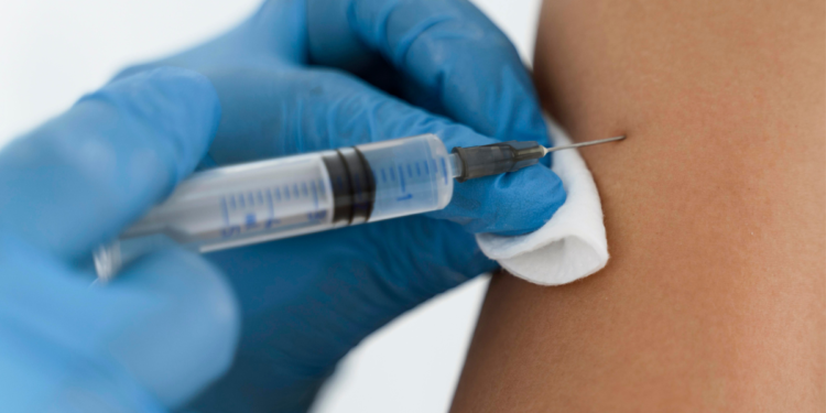 Para combater surto de vírus mortal, OMS inicia testes de tratamento e novas vacinas