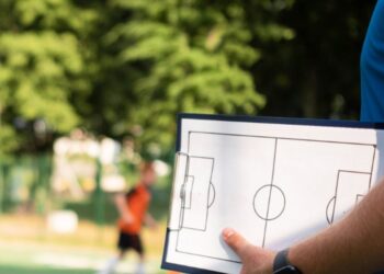 Na véspera da Copa do Mundo, técnico brasileiro é demitido de seleção