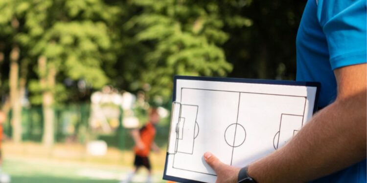 Na véspera da Copa do Mundo, técnico brasileiro é demitido de seleção
