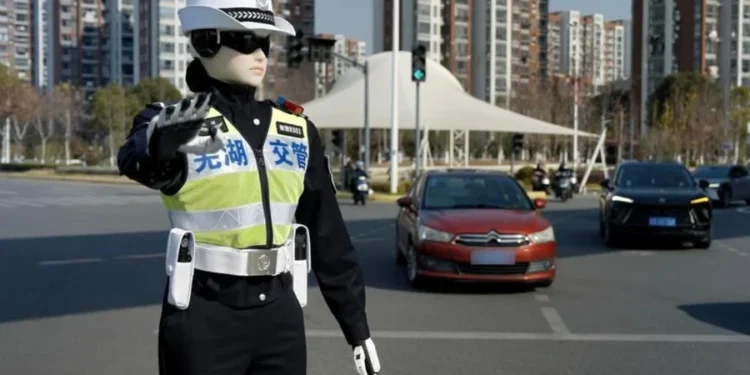 Futuro chegou? Agora robôs com IA vão controlar o trânsito neste país