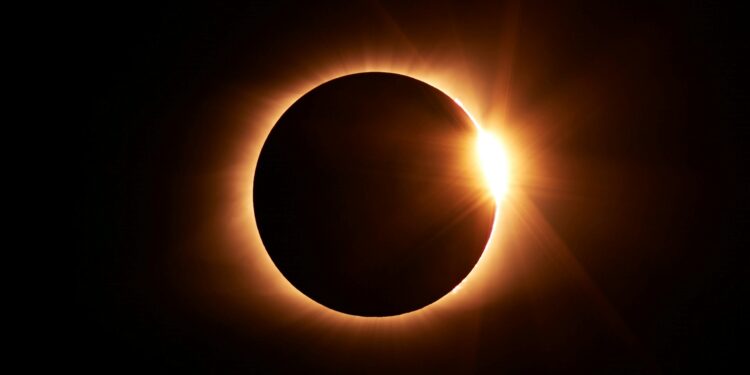 Dia vai virar noite no eclipse solar mais longo do século e fenômeno já tem data para acontecer