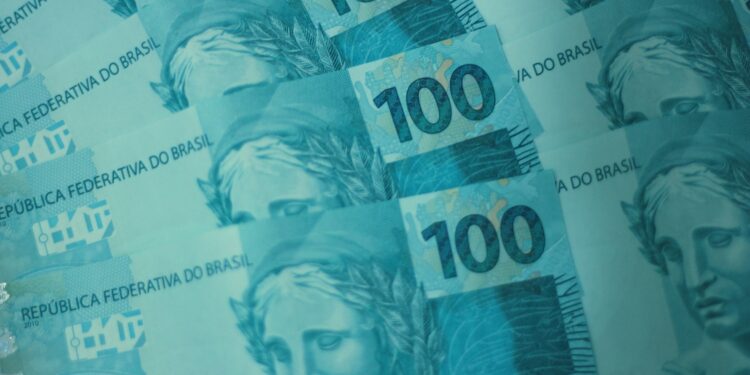 Enquanto o salário mínimo é de R$ 1.621, influenciadora fatura R$ 800 mil em apenas 45 minutos