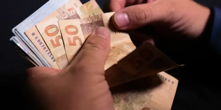 Enquanto professores recebem R$ 3.195 em Aracaju (SE), outra capital brasileira paga R$ 8.851