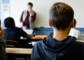 Estudantes podem receber dinheiro do governo só por frequentar a escola no Brasil