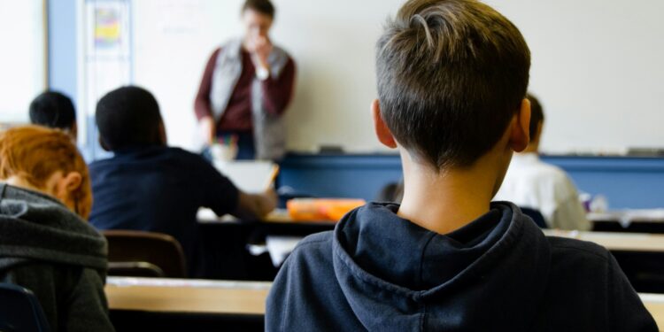 Estudantes podem receber dinheiro do governo só por frequentar a escola no Brasil