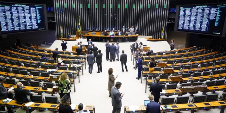 Câmara aprova aumento e novo salário mínimo ultrapassa os R$ 5 mil