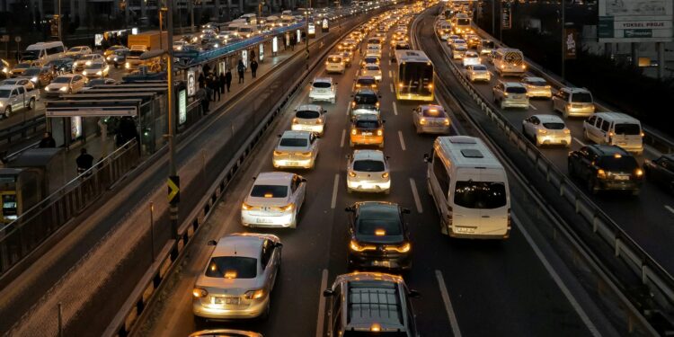 Motoristas recebem aviso sobre interrupção do trânsito por 20 dias no Brasil