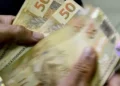 Notícia no Brasil faz famílias que ganham até 2 salários mínimos comemorarem