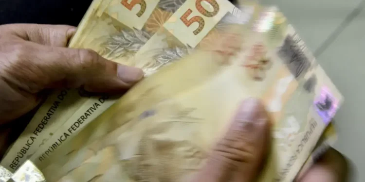Notícia no Brasil faz famílias que ganham até 2 salários mínimos comemorarem