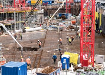 Construção chinesa desafia a gravidade e funciona como passarela gigante nas alturas
