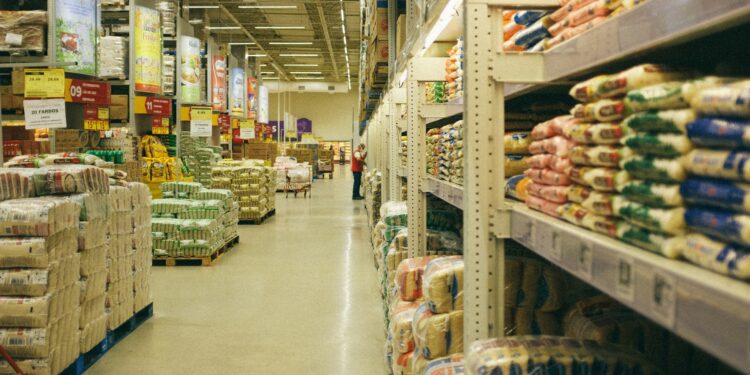 Procon identifica alimentos vencidos há 2 anos em supermercado e recolhe produtos