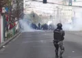 Após protestos da população, político mais poderoso perde metade do salário neste país