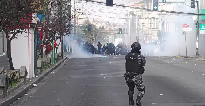 Após protestos da população, político mais poderoso perde metade do salário neste país